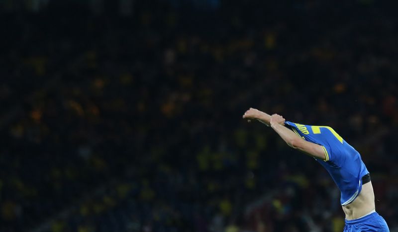 © Reuters. Artem Dovbyk de Ucrania celebra el segundo gol de su equipo en el partido ante Suecia por los octavos de final de la Eurocopa. Hampden Park, Glasgow, Escocia. 29 junio 2021. via REUTERS/Robert Perry