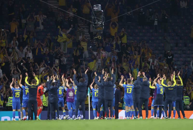 © Reuters. لاعبو منتخب أوكرانيا يحتفلون عقب الفوز على السويد في بطولة أوروبا لكرة القدم في جلاسجو يوم الثلاثاء. صورة لرويترز من ممثل لوكالات الأنباء.