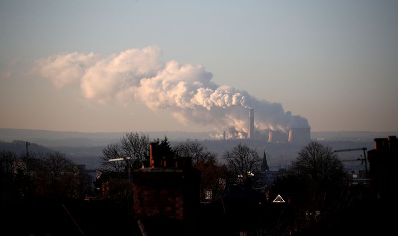 &copy; Reuters. 　英政府は３０日、２０２４年１０月までに石炭火力発電所を全廃すると発表した。従来の目標から１年前倒しする。ノッティンガムで２０１７年１２月撮影（２０２１年　ロイター/HANNAH M