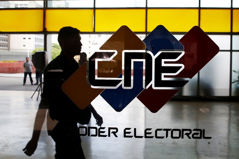 &copy; Reuters. FOTO DE ARCHIVO-El logo del Consejo Nacional Electoral (CNE) en su sede en Caracas, Venezuela. 14 de mayo de 2018.  REUTERS/Carlos Jasso