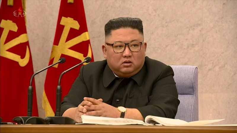 &copy; Reuters. Le numéro un nord-coréen Kim Jong-un a réprimandé des cadres du parti au pouvoir à Pyongyang pour des manquements dans la lutte anti-épidémie qui ont entraîné un "incident grave" et mis en danger la sécurité du pays et de sa population. /Image 
