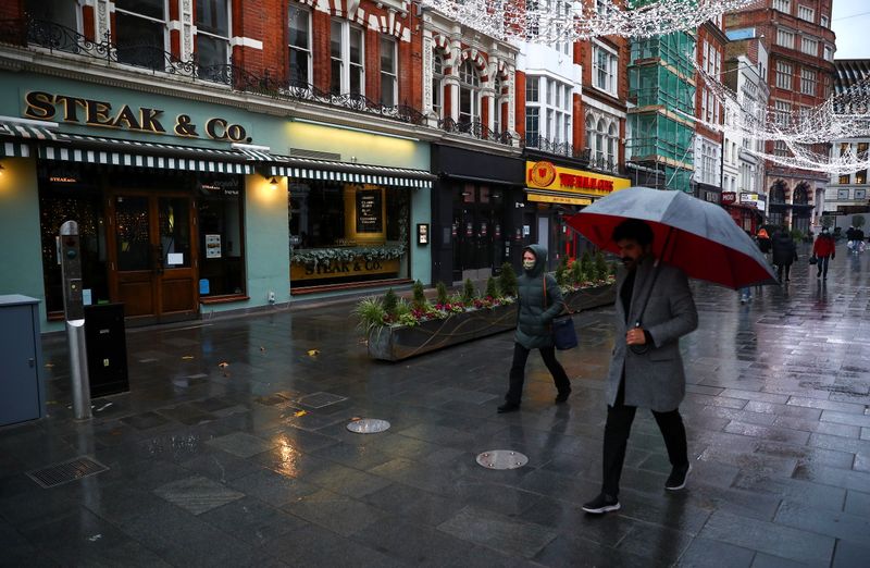 &copy; Reuters. People walk past a closed restaurant, amid the coronavirus disease (COVID-19) outbreak, in London, Britain December 16, 2020. REUTERS/Hannah Mckay/Files