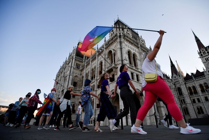 &copy; Reuters. Le Parlement hongrois a approuvé la semaine dernière un projet de loi interdisant "la représentation et la promotion d'identités de genre différentes du sexe à la naissance, du changement de sexe et de l'homosexualité" auprès des personnes de moin