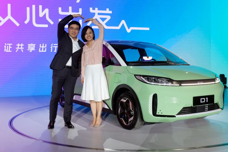&copy; Reuters. Didi Chuxing's CEO Will Cheng and President Jean Liu attend a launch event for D1 electric van by Didi and electric vehicle maker BYD, in Beijing, China November 16, 2020. REUTERS/Yilei Sun/File Photo