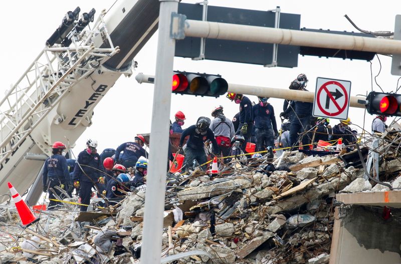 &copy; Reuters. عمال الطوارئ يقومون بالبحث عن ناجين تحت الأنقاض في موقع انهيار جزء من مبنى شامبلين تاورز ساوث بالقرب من ميامي بيتش في ولاية فلوريدا الأمريك