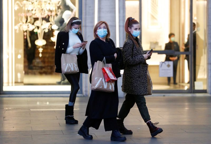 &copy; Reuters. FILE PHOTO: Shoppers walk along a shopping street ahead of Christmas amid the spread of the coronavirus disease (COVID-19) in Rome, Italy, November 30, 2020. REUTERS/Guglielmo Mangiapane 