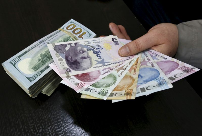 &copy; Reuters. A money changer holds Turkish lira banknotes next to U.S. dollar bills at a currency exchange office in central Istanbul April 15, 2015. Turkish Economy Minister Nihat Zeybekci said on Wednesday the lira's slide to record lows was not a cause for concern 