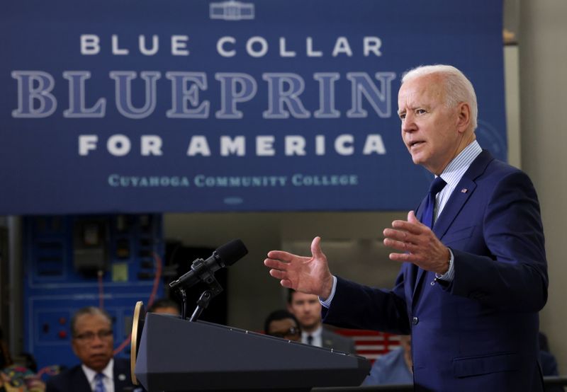 &copy; Reuters. FILE PHOTO: U.S. President Joe Biden delivers remarks on the economy during a visit to Cuyahoga Community College in Cleveland, Ohio, U.S., May 27, 2021. REUTERS/Evelyn Hockstein/File Photo