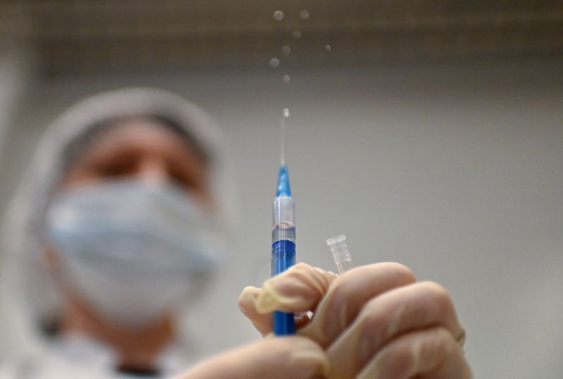 &copy; Reuters. A healthcare worker prepares a dose of Sputnik V (Gam-COVID-Vac) vaccine against the coronavirus disease (COVID-19) in a vaccination centre at a shopping mall in Omsk, Russia, June 29, 2021. REUTERS/Alexey Malgavko