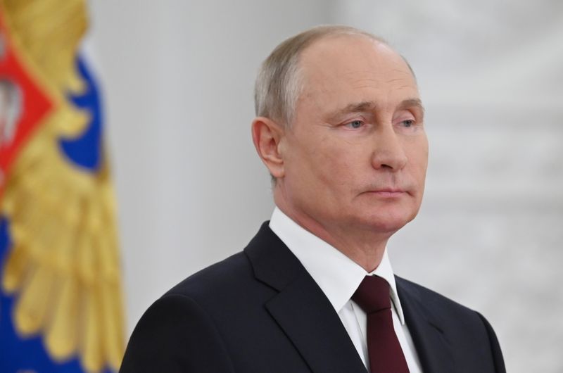 &copy; Reuters. Le président Vladimir Poutine a déclaré mercredi qu'il avait reçu le vaccin russe Spoutnik V contre le COVID-19 au début de l'année, après avoir précédemment refusé de divulguer quel vaccin il s'était fait inoculer. /Photo prise le 28 juin 2021