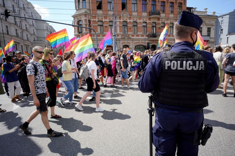 &copy; Reuters. FOTO DE ARCHIVO: Manifestantes participan en la Marcha por la Igualdad en apoyo a la comunidad LGBT, en Lodz, Polonia el 26 de junio de 2021. Marcin Stepien/Agencja Gazeta vía REUTERS 