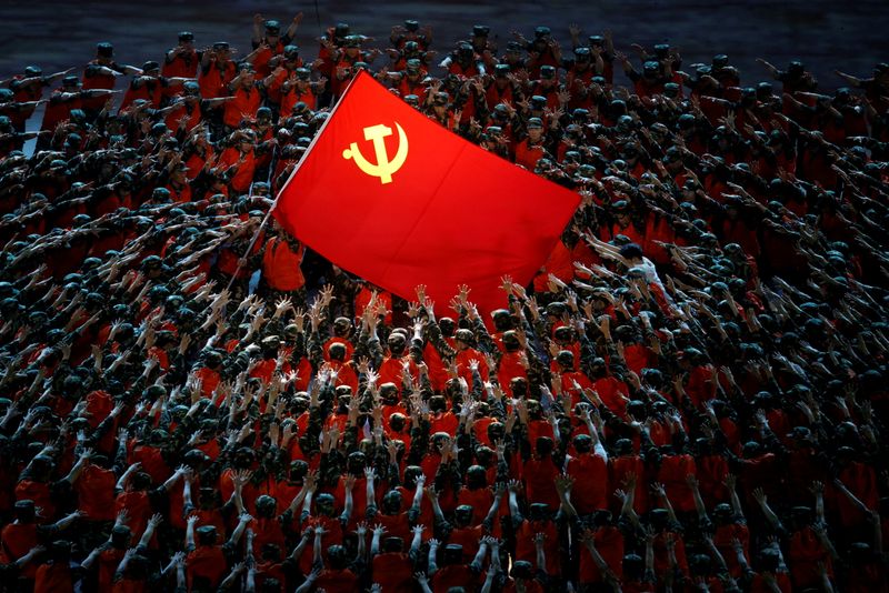 © Reuters. FOTO DE ARCHIVO. Artistas se reúnen en torno a la Bandera Roja durante un espectáculo que conmemora el centenario de la fundación del Partido Comunista de China, en el Estadio Nacional de Pekín, China. 28 de junio de 2021. REUTERS/Thomas Peter