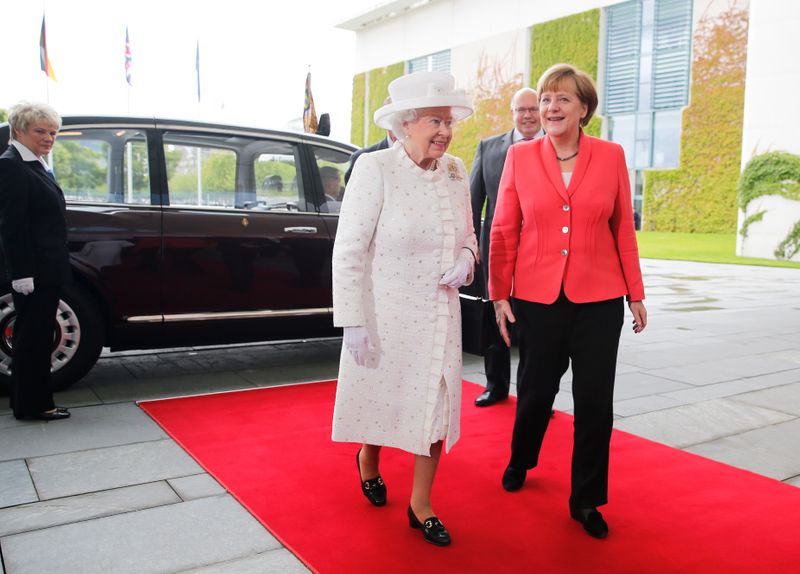 &copy; Reuters. المستشارة الألمانية أنجيلا ميركل ترحب بالملكة إليزابيث في برلين بصورة من أرشيف رويترز.