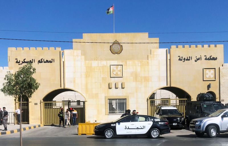 &copy; Reuters. سيارة شرطة أمام مبنى المحاكم العسرية حيث يُحاكم باسم عوض الله والشريف حسن بن زيد في عمان يوم 21 يونيو حزيران 2021. تصوير: جهاد شلبك - رويترز