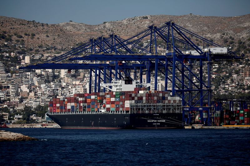 © Reuters. FILE PHOTO: A cargo ship is moored at the Piraeus Container Terminal, near Athens, Greece, September 20, 2017. REUTERS/Alkis Konstantinidis/File Photo