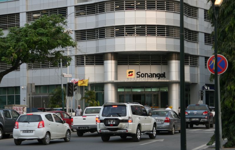 &copy; Reuters. FILE PHOTO: Cars are seen infront of the head office of Angola's state oil company Sonangol in the capital Luanda, Angola. June 7,2016. REUTERS/Ed Cropley