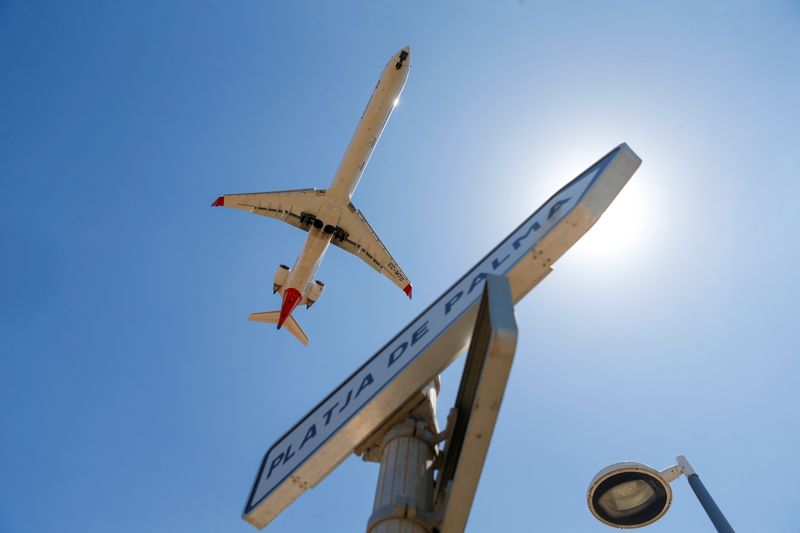 &copy; Reuters. Un aereo atterra a Maiorca, a Palma di Maiorca, in Spagna, il 30 giugno 2021. REUTERS/Enrique Calvo
