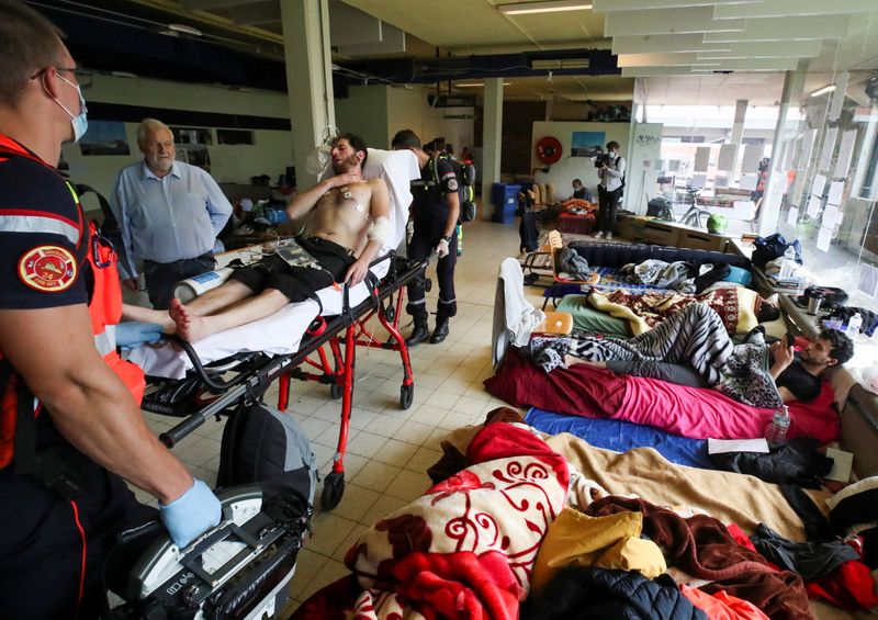 &copy; Reuters. طالبو لجوء مضربون عن الطعام لأكثر من شهر لدى نقلهم إلى مستشفى من حرم جامعة في بروكسل يوم الثلاثاء. تصوير: إيف هيرمان - رويترز