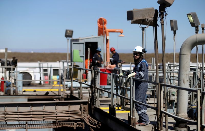 &copy; Reuters. FILE PHOTO: A worker looks on over a platform in a drilling rig at Vaca Muerta shale oil and gas drilling, in the Patagonian province of Neuquen, Argentina January 21, 2019. Picture taken January 21, 2019. REUTERS/Agustin Marcarian/File Photo