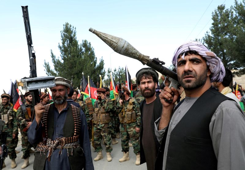 &copy; Reuters. FOTO DE ARCHIVO. Homres armados civiles asisten a una reunión para anunciar su apoyo a las fuerzas armadas de Afganistán ante la insurgencia de los talibanes, ahora que los militares estadounidenses deja el país.  Junio, 2021 REUTERS/Stringer