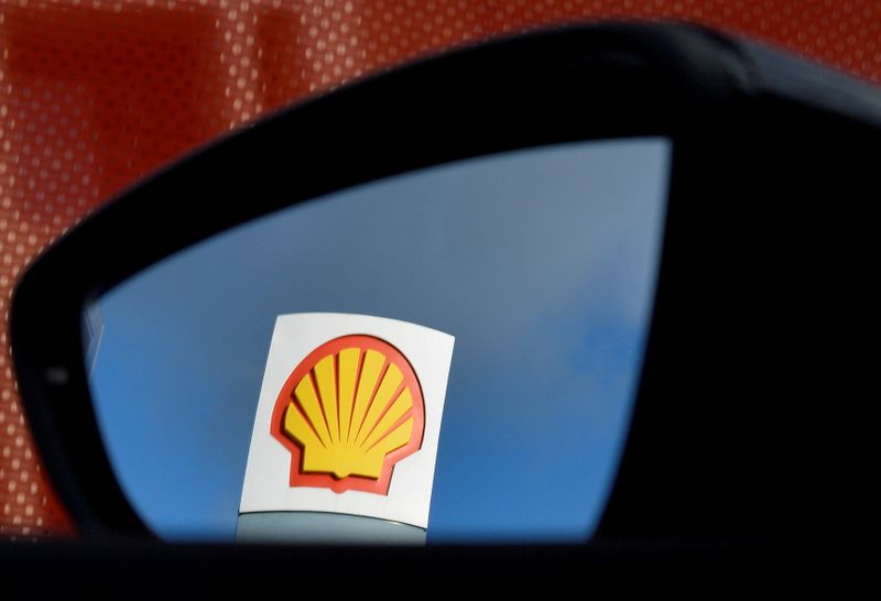 &copy; Reuters. FILE PHOTO: A Shell logo is seen reflected in a car's side mirror at a petrol station in west London, Britain, January 29, 2015. REUTERS/Toby Melville