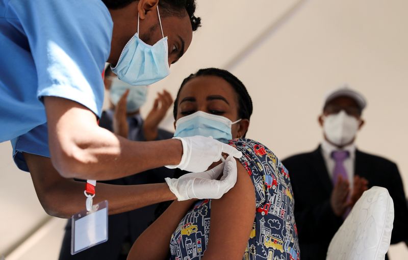 © Reuters. A woman receives the AstraZeneca/Oxford vaccine under the COVAX scheme against the coronavirus disease (COVID-19) at the Eka Kotebe General Hospital in Addis Ababa, Ethiopia March 13, 2021. REUTERS/Tiksa Negeri 
