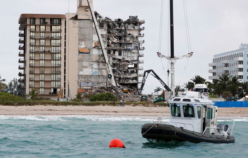 &copy; Reuters. ６月３０日、米フロリダ州マイアミ市近郊のサーフサイドで２４日に起きた１２階建てマンション崩落で、マイアミ・デード郡のトップは、新たに４人の遺体が収容されたと発表した。これ