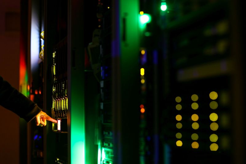 © Reuters. FILE PHOTO: A man poses inside a server room at an IT company in this June 19, 2017 illustration photo. REUTERS/Athit Perawongmetha/Illustration