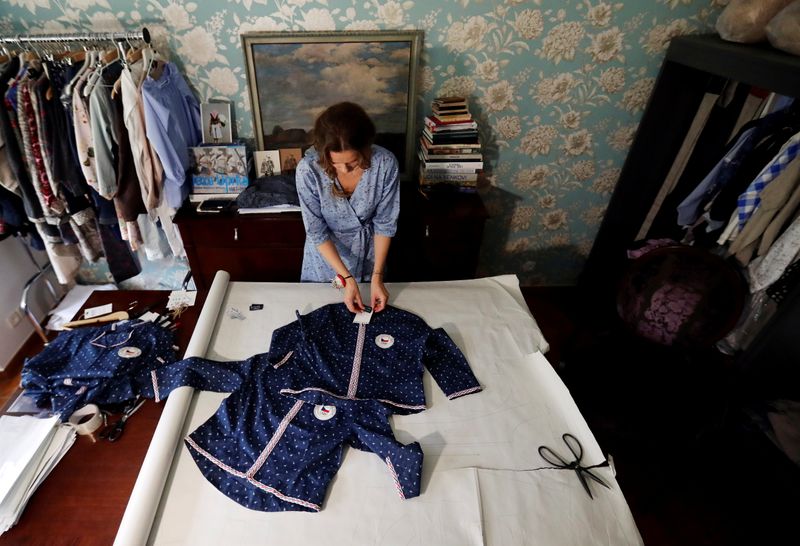 &copy; Reuters. Diseñadora checa Zuzana Osako prepara trajes para el equipo olímpico de la República Checa en su estudio en Praga, República Checa, 29 de junio del 2021.   REUTERS/David W Cerny