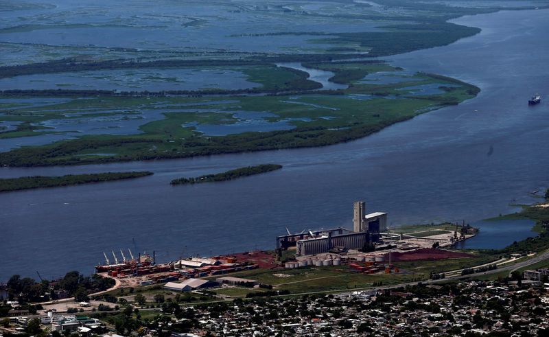 © Reuters. Vista do porto de Rosario, na Argentina, na costa do rio Paraná. 
16/01/2016 
REUTERS/Marcos Brindicci