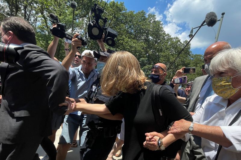 &copy; Reuters.  الممثلة أليسون ماك لدى خروجها من المحكمة في بروكلين يوم الأربعاء. تصوير: أندرو كيلي - رويترز