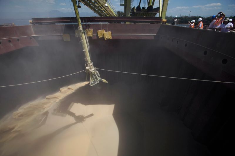 © Reuters. Navio carregado com açúcar bruto em Acajutla, El Salvador 
03/03/2015
REUTERS/Jose Cabezas