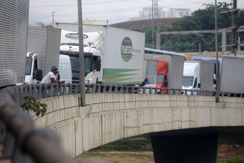 &copy; Reuters. Caminhões na região da Marginal Tietê, em São Paulo (SP) 
05/03/2021
REUTERS/Carla Carniel