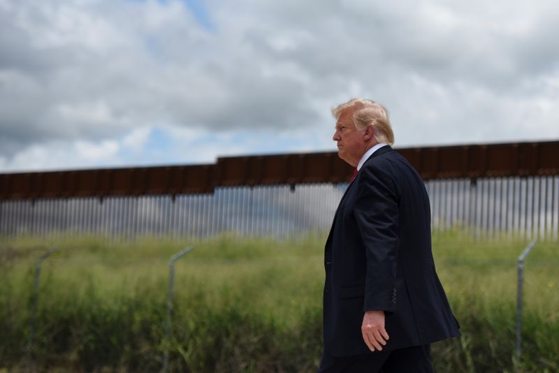 &copy; Reuters. ６月３０日、トランプ前米大統領は米南部のメキシコ国境を訪れ、バイデン大統領が国境管理を取り払い、米国の国家安全保障をないがしろにしていると批判した。写真は同日、メキシコと