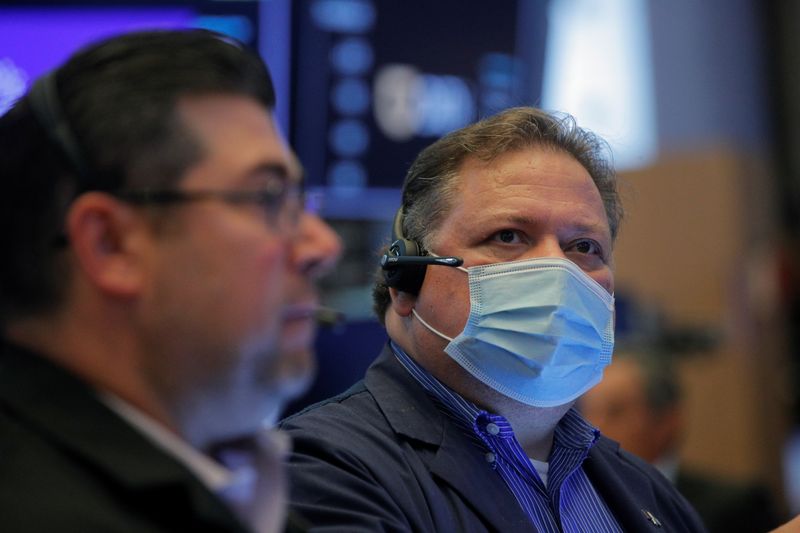 &copy; Reuters. Operadores trabalham na Bolsa de Nova York, na cidade de Nova York, EUA
30/06/2021
REUTERS/Brendan McDermid