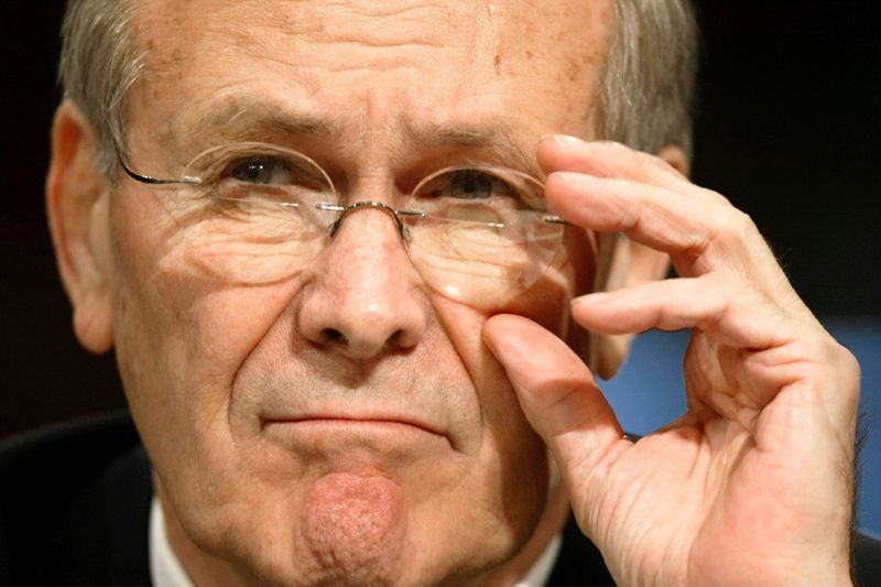 &copy; Reuters. Donald Rumsfeld, ancien secrétaire américain à la Défense qui a été le principal architecte de la guerre en Irak, est décédé à l'âge de 88 ans, a annoncé mercredi sa famille dans un communiqué. /Photo d'archives/REUTERS/Kevin Lamarque