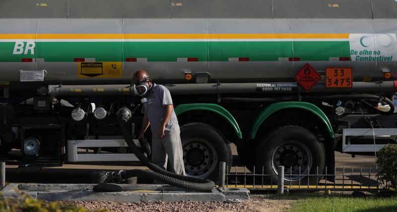 © Reuters. Caminhão-tanque descarrega combustível em posto em Porto Alegre (RS) 
29/05/2018
REUTERS/Diego Vara