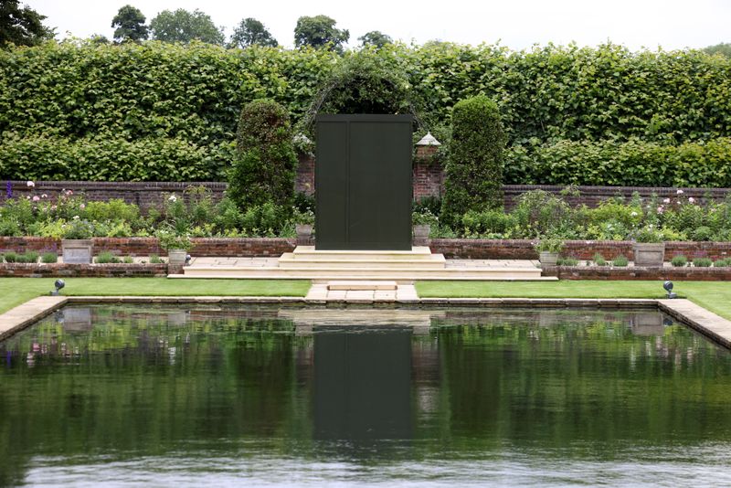 &copy; Reuters. A box covers the statue of Britain's Princess Diana installed in the Sunken Garden of Kensington Palace in London, Britain, June 30, 2021. REUTERS/Henry Nicholls