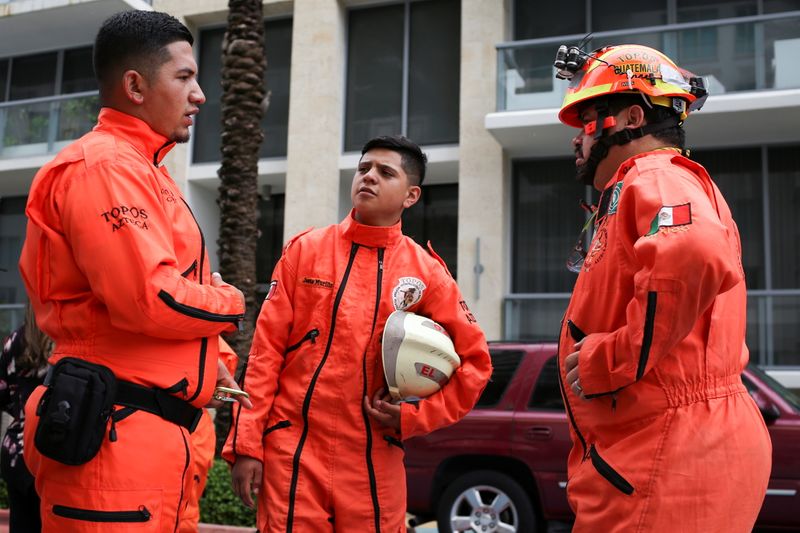 &copy; Reuters. Miembros del grupo de voluntarios de rescates Los Topos Asteca esperan el acceso al sitio del derrumbe del edificio de departamentos cerca de Miami, EEUU, Junio 30, 2021. REUTERS/Marco Bello