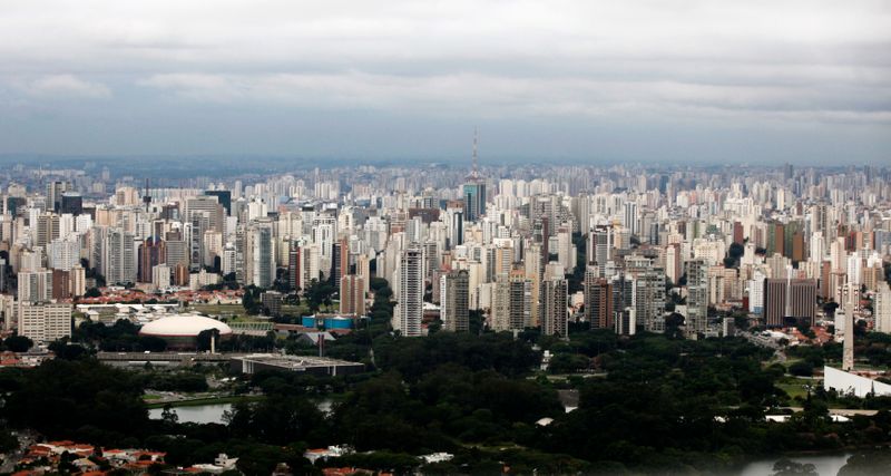 © Reuters. Vista aérea do parque do Ibirapuera, do qual o empreendimento da Eztec é vizinho 
22/03/2014
REUTERS/Paulo Whitaker 