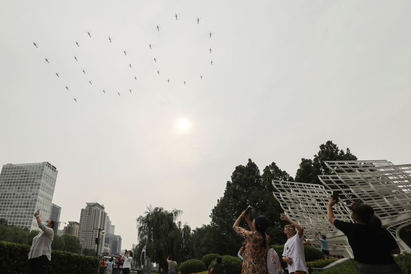 &copy; Reuters. طائرات تقدم تشكيلا للرقم مئة فوق ساحة تيانانمين في العاصمة الصينة بكين في إطار الاحتفالات بذكرى مرور مئة عام على تأسيس الحزب الشيوعي الصيني