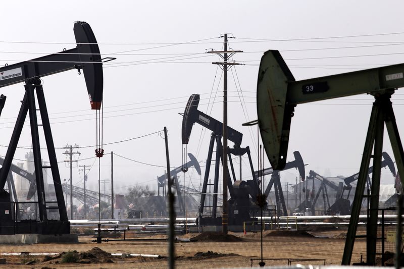 &copy; Reuters. Oil drills are pictured in the Kern River oil field in Bakersfield, California November 9, 2014. REUTERS/Jonathan Alcorn/File Photo