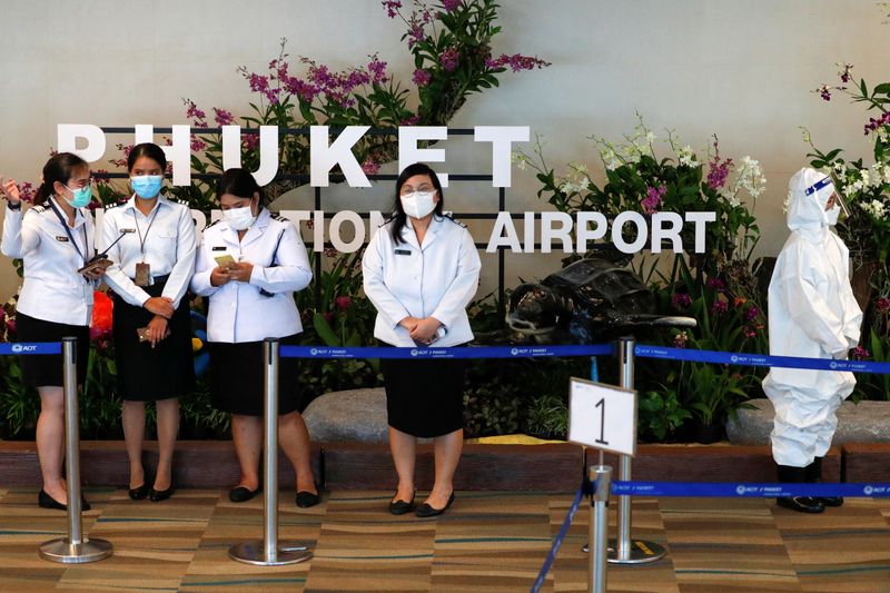 &copy; Reuters. 　７月１日、タイの人気リゾート地・プーケット島は１日から、新型コロナウイルスワクチンの接種を済ませた外国人観光客の受け入れを再開する。写真は空港で最初の外国人旅行客を待つ