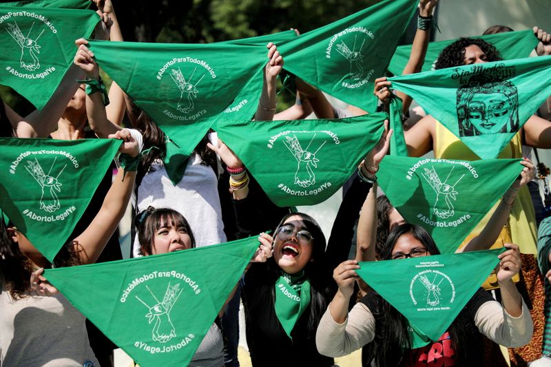 &copy; Reuters. Imagen de archivo. Mujeres sosteniendo pañuelos verdes durante una protesta a favor del aborto en Ciudad de México, México. 19 de febrero de 2020. REUTERS/Edgard Garrido/File Photo