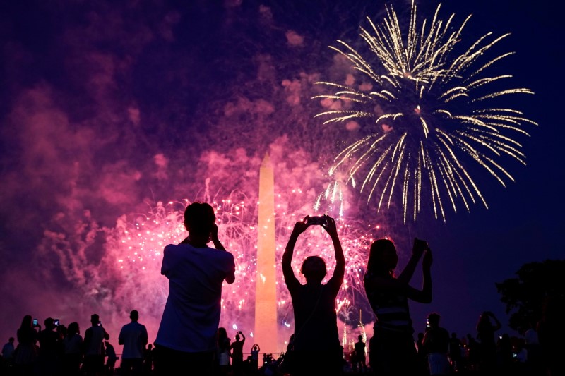 &copy; Reuters. ７月４日の独立記念日休暇を控え、米国では航空運賃、レンタカー、ホテルに加えて花火の価格も上昇し、お祝いムードの消費者に打撃となっている。昨年の独立記念日、ワシントンで撮影