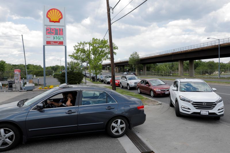 &copy; Reuters. FILE PHOTO: Cars queue as they wait to fill with gas at a Shell gas station, after a cyberattack crippled the biggest fuel pipeline in the country, run by Colonial Pipeline, in Washington, D.C., U.S., May 15, 2021. REUTERS/Andrew Kelly/File Photo