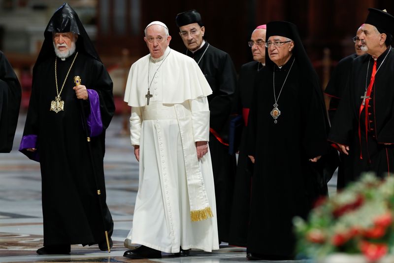 &copy; Reuters. البابا فرنسيس خلال اجتماع مع رؤساء الكنائس اللبنانية في بيروت يوم الخميس. تصوير: ريمو كاسيلي - رويترز.