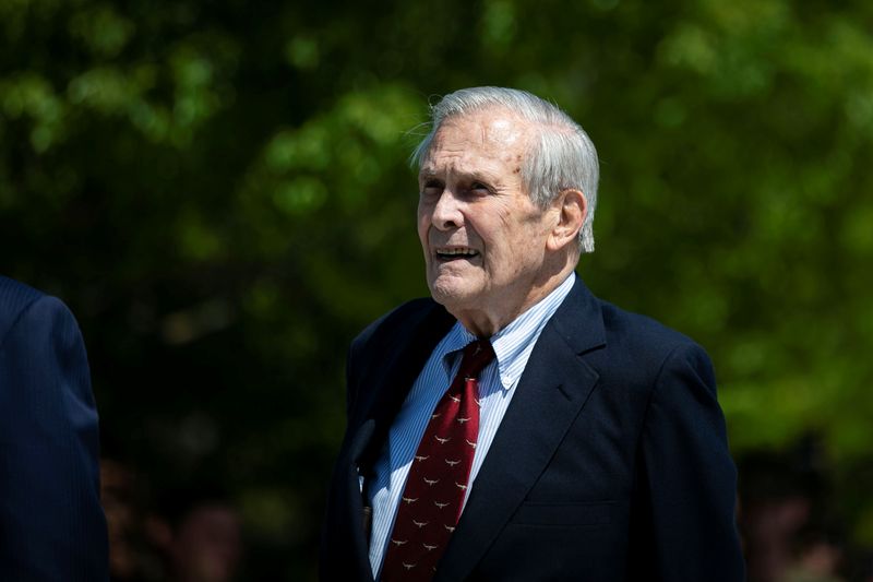 &copy; Reuters. FOTO DE ARCHIVO: El exsecretario de Defensa de Estados Unidos, Donald Rumsfeld en Arlington, Virginia, Estados Unidos, el 11 de septiembre de 2019. REUTERS/Al Drago