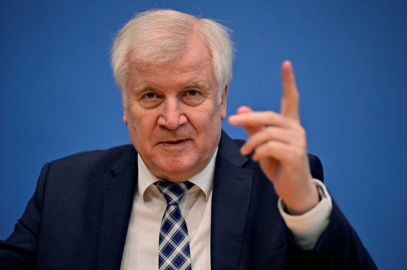 &copy; Reuters. Horst Seehofer, le ministre allemand de l'Intérieur, a fustigé jeudi la décision de l'UEFA d'autoriser des matches en jauge pleine pour le championnat d'Europe de football, alors que se propage le variant Delta du COVID-19. /Photo prise le 1er juillet 