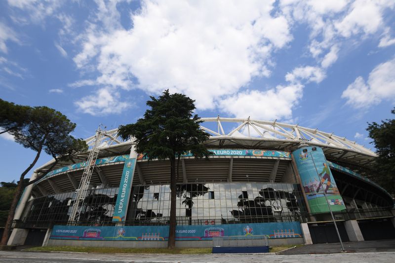 &copy; Reuters. Visuale esterna dello Stadio Olimpico di Roma prima della gara di apertura degli Europei 2020. Roma 9 luglio 2021  - REUTERS/Alberto Lingria